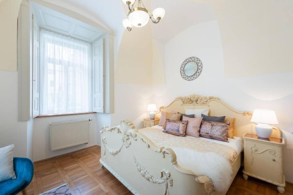 Rose Apartments / Romantic & Cozy / City Center Prag Exteriör bild
