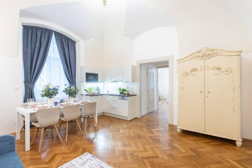 Rose Apartments / Romantic & Cozy / City Center Prag Exteriör bild