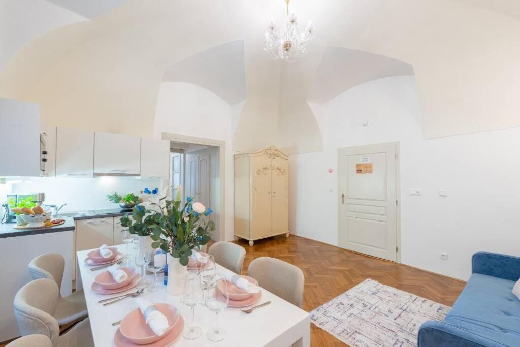 Rose Apartments / Romantic & Cozy / City Center Prag Exteriör bild