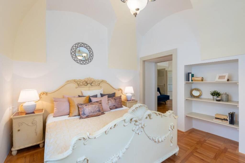 Rose Apartments / Romantic & Cozy / City Center Prag Exteriör bild