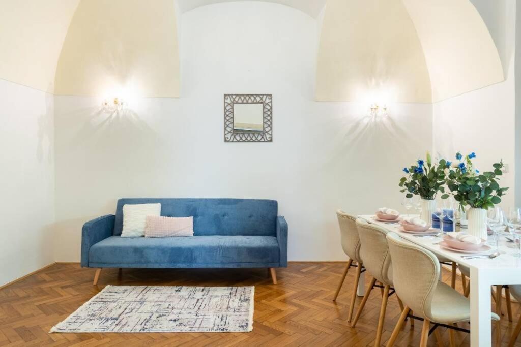 Rose Apartments / Romantic & Cozy / City Center Prag Exteriör bild