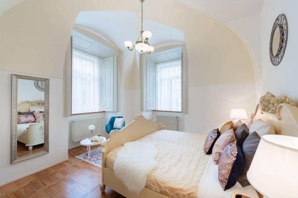 Rose Apartments / Romantic & Cozy / City Center Prag Exteriör bild