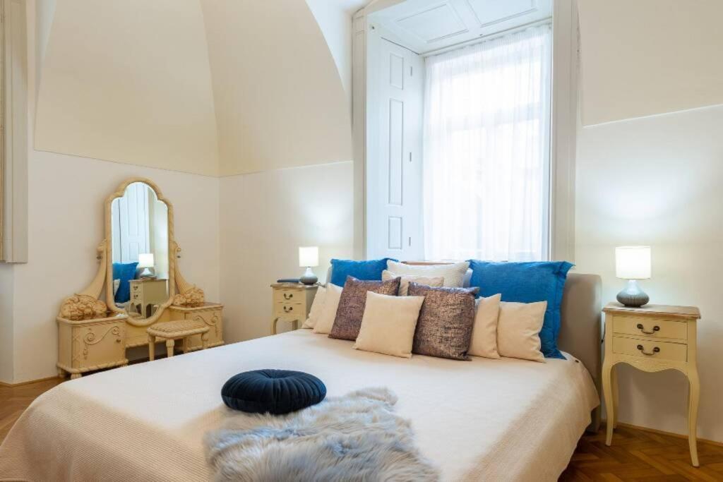 Rose Apartments / Romantic & Cozy / City Center Prag Exteriör bild