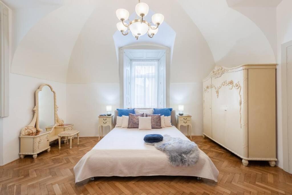 Rose Apartments / Romantic & Cozy / City Center Prag Exteriör bild