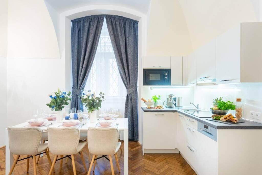 Rose Apartments / Romantic & Cozy / City Center Prag Exteriör bild
