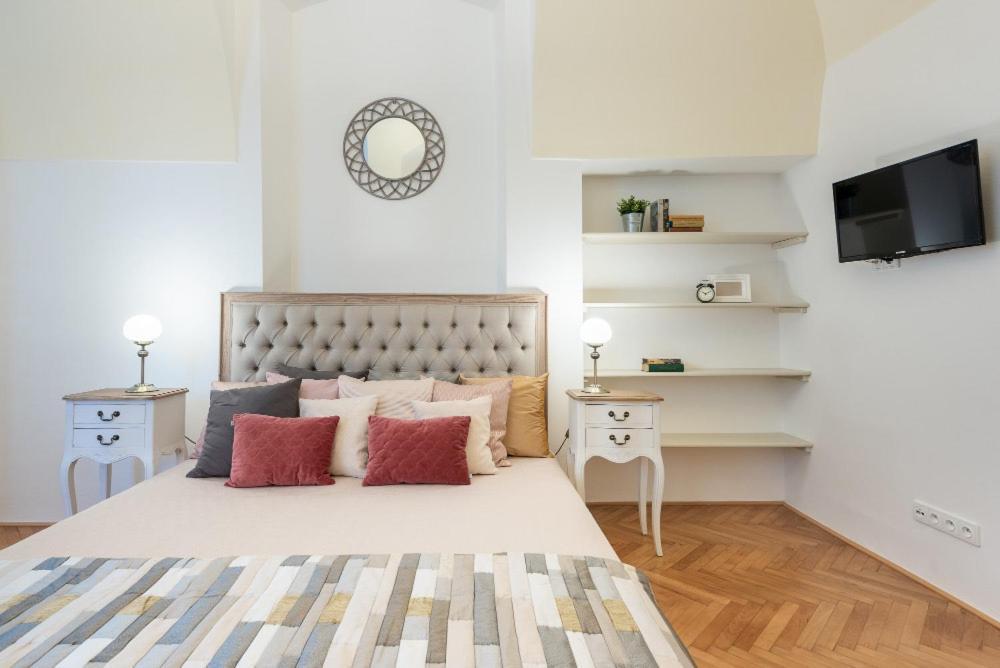 Rose Apartments / Romantic & Cozy / City Center Prag Exteriör bild