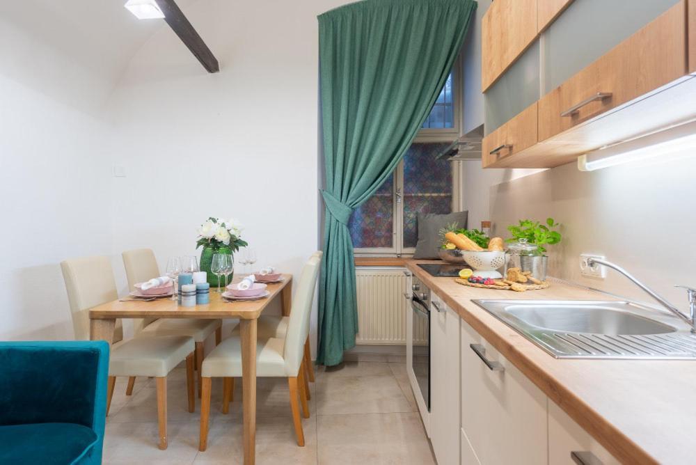 Rose Apartments / Romantic & Cozy / City Center Prag Exteriör bild