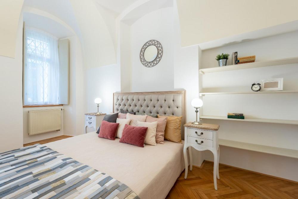 Rose Apartments / Romantic & Cozy / City Center Prag Exteriör bild